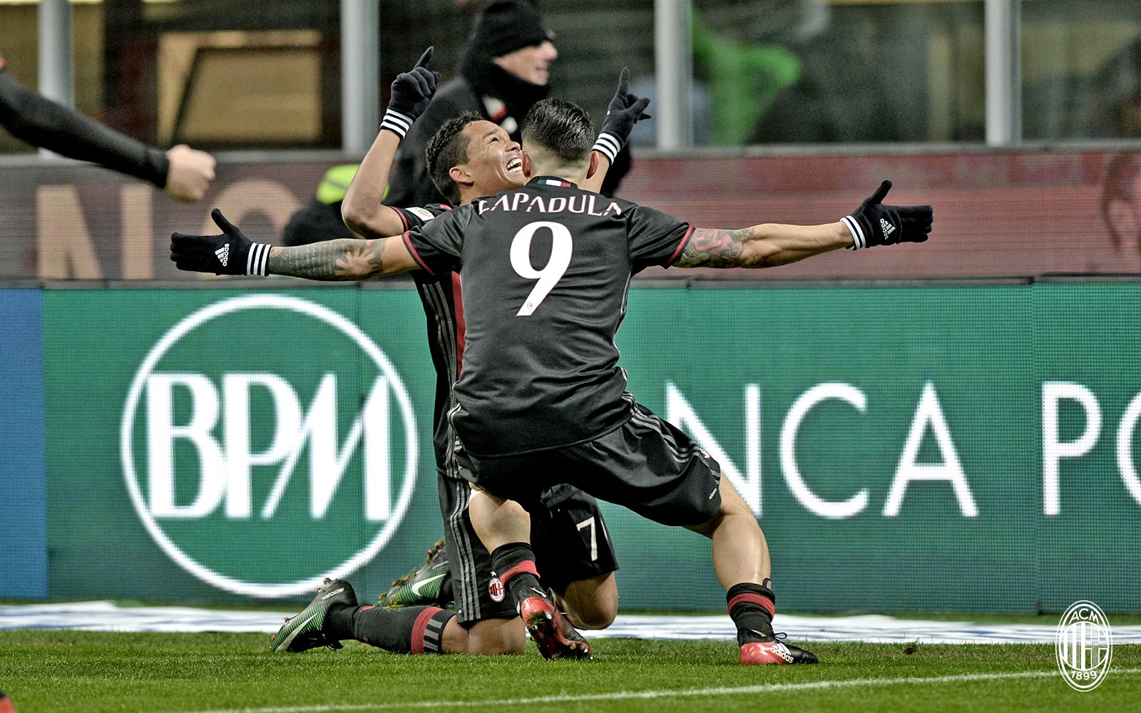 Carlos Bacca e Gianluca Lapadula esultano dopo l'1-0 contro il Cagliari. Fonte foto: A.C. Milan
