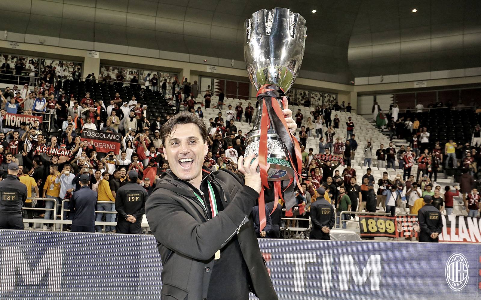 Vincenzo Montella alza la Supercoppa TIM. Fonte foto: A.C. Milan