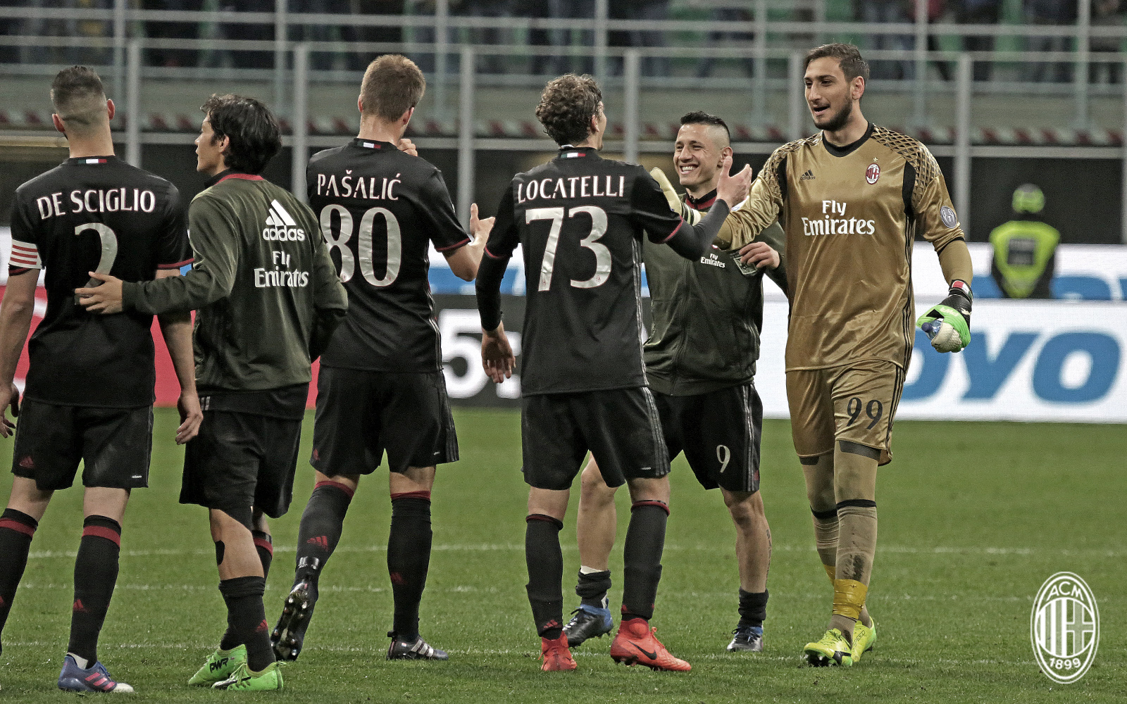 La squadra esulta al termine di Milan-Genoa