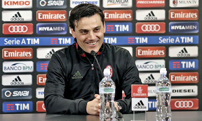 Vincenzo Montella sorridente in conferenza stampa
