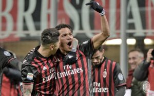 Gianluca Lapadula e Carlos Bacca festeggiano il gol che ha piegato il Cagliari a San Siro. Fonte foto: A.C: Milan