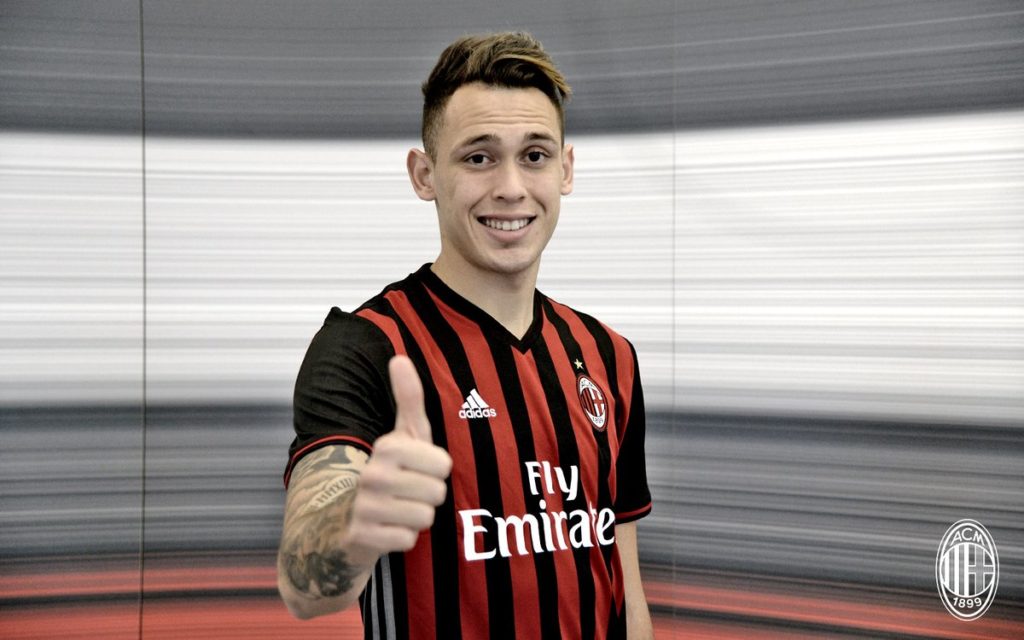 Lucas Ocampos con la maglia del Milan