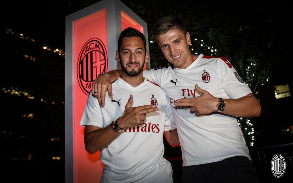 Calhanoglu e Piatek durante un meet&greet a Boston. Fonte: acmilan.com