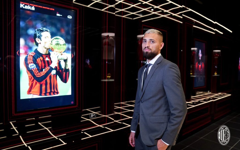 Léo Duarte al Museo Mondo Milan. Fonte: acmilan.com