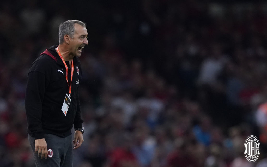 Mister Marco Giampaolo sprona i suoi ragazzi durante il test contro lo United. Fonte: acmilan.com