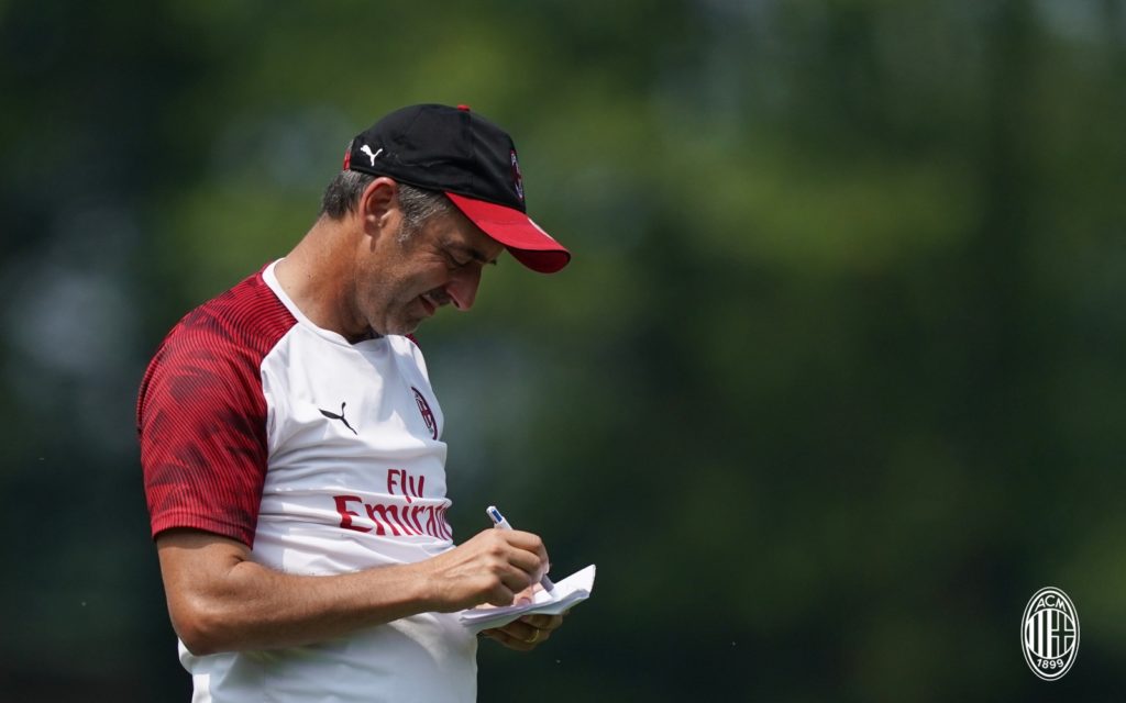 Marco Giampaolo prende appunti durante un allenamento a Milanello.