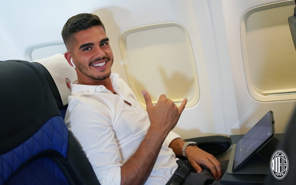 Suso in volo col Milan verso Udine. Fonte: acmilan.com