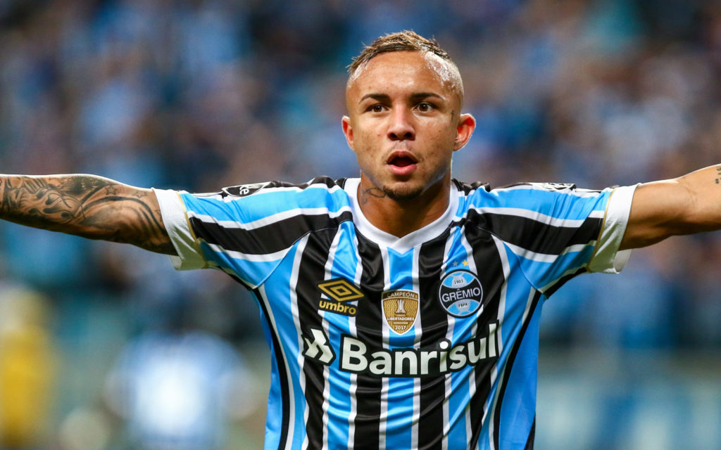 Everton Soares.