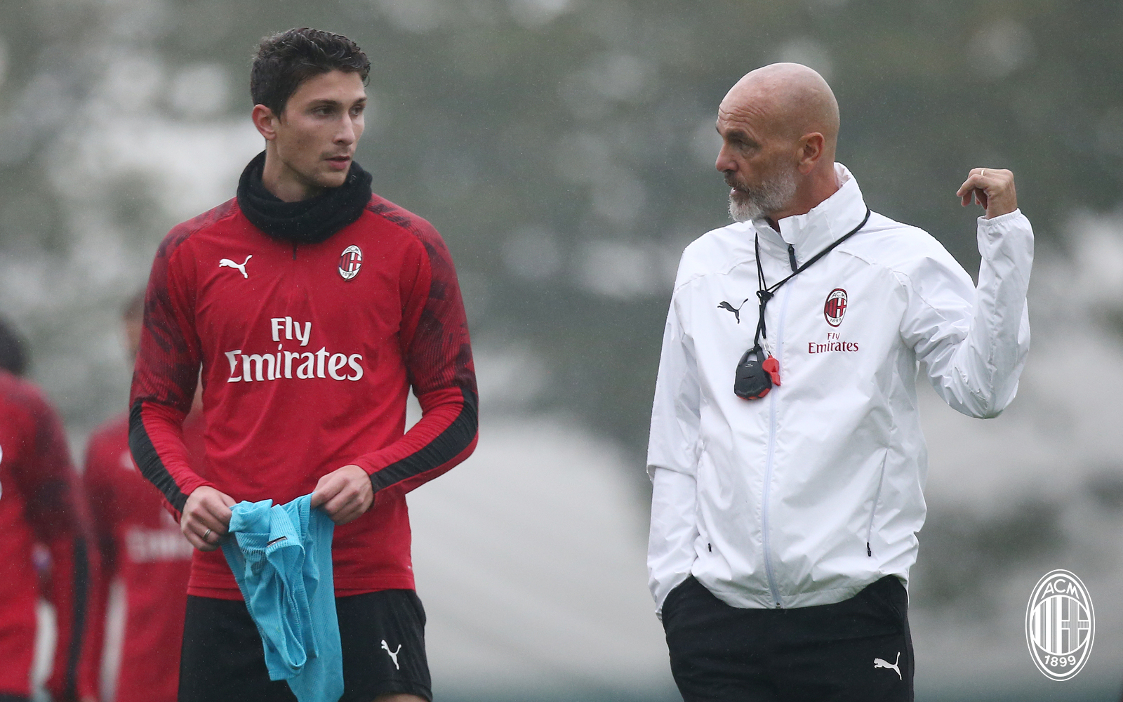 Stefano Pioli e Mattia Caldara in allenamento a Milanello