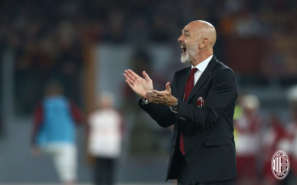 Stefano Pioli urla alla squadra e batte le mani durante una partita del Milan