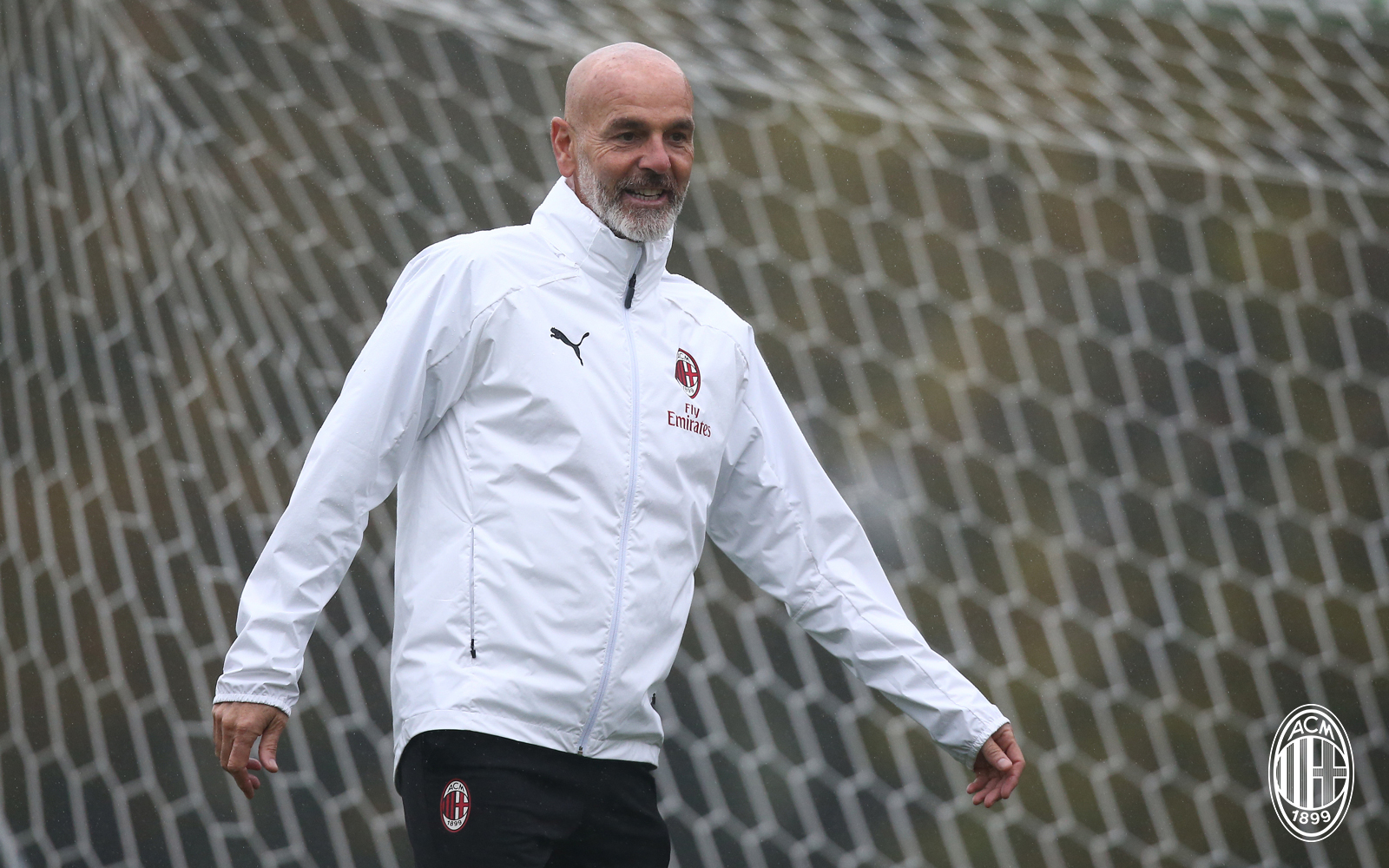 Stefano Pioli sorride durante uno dei primi allenamento da tecnico del Milan
