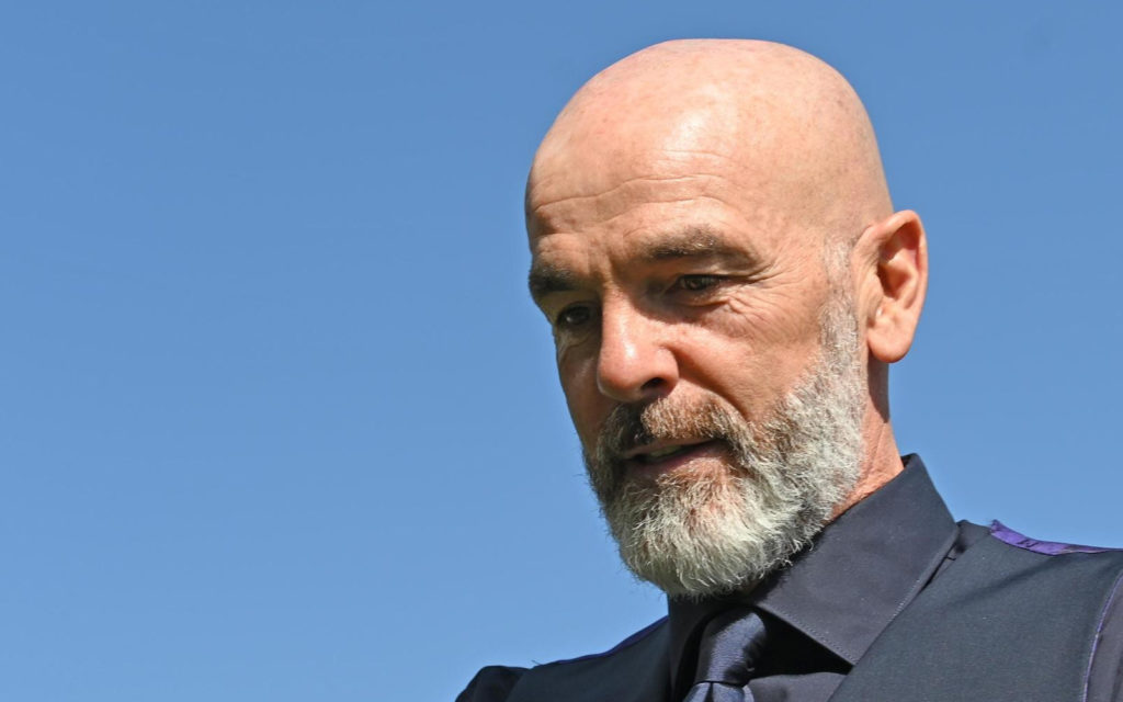 Stefano Pioli guarda in basso, primo piano