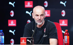 Stefano Pioli in conferenza stampa a Milanello con il microfono davanti