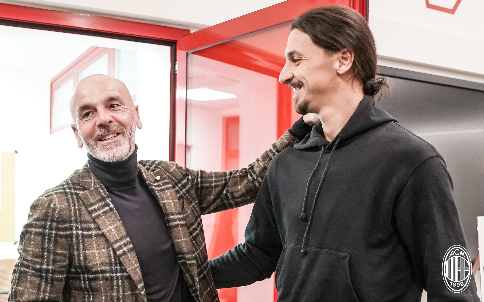 Stefano Pioli giacca strana, insieme a Zlatan Ibrahimovic a Milanello