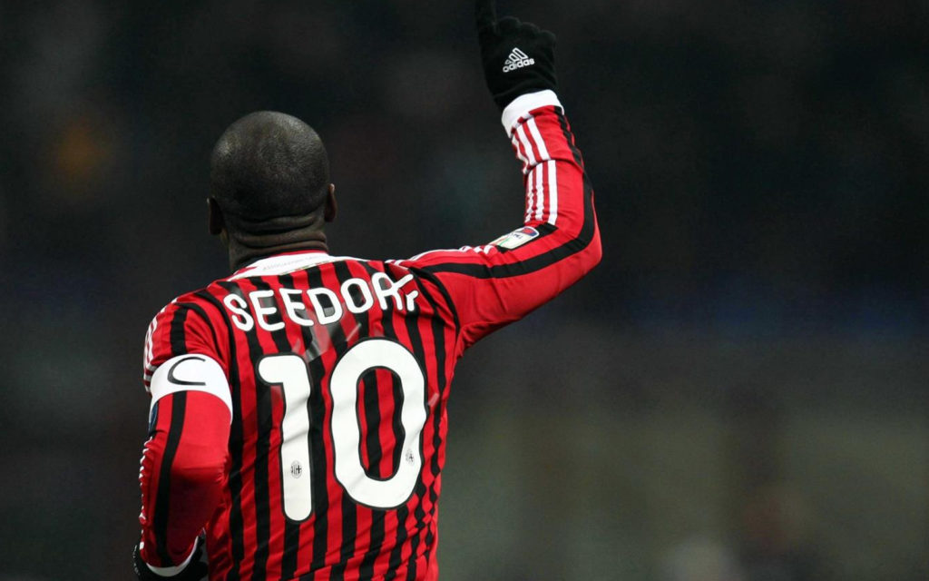 Clarence Seedorf con la maglia numero 10 del Milan
