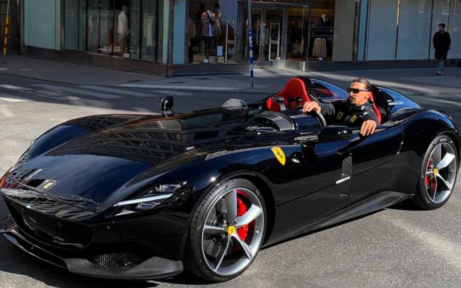 Tour (illegale) in Ferrari: Ibra multato a Stoccolma Ibrahimovic Ferrari Monza SP2