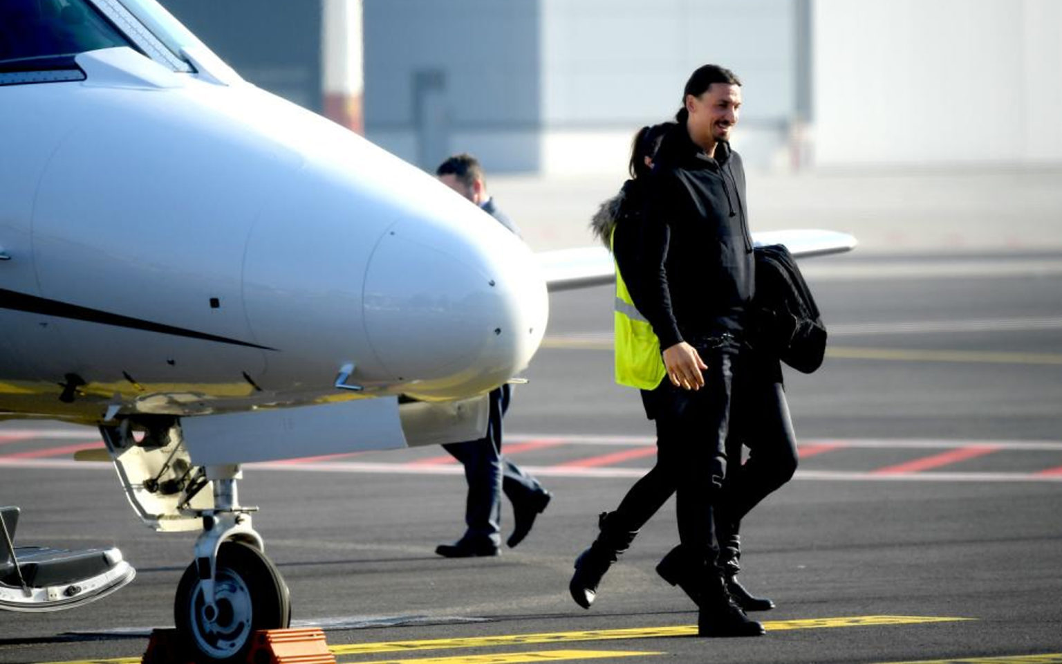 Ibrahimovic aeroporto sorride