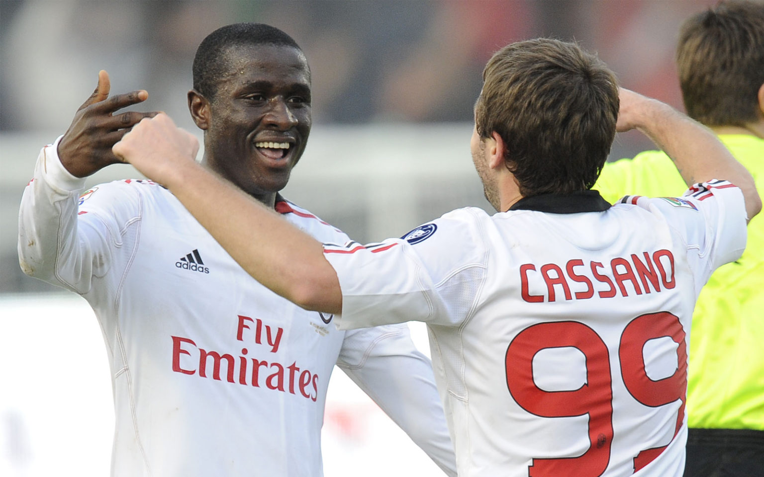 Milan, ti ricordi di quel gol di Strasser a Cagliari? Strasser mentre abbraccia Cassano, durante la loro esperienza al Milan