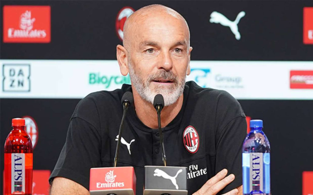 Stefano Pioli mezzo sorriso in conferenza stampa a Milanello