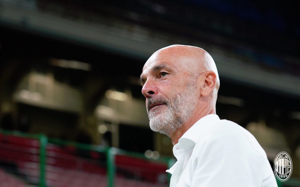 Stefano Pioli a San Siro, primo piano dal basso con la camicia bianca