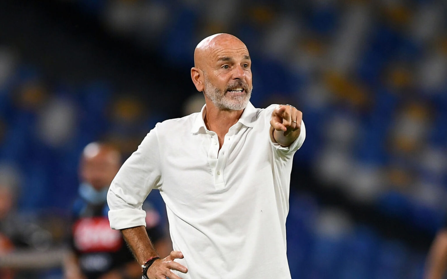 Stefano Pioli polo bianca indica il campo con un dito