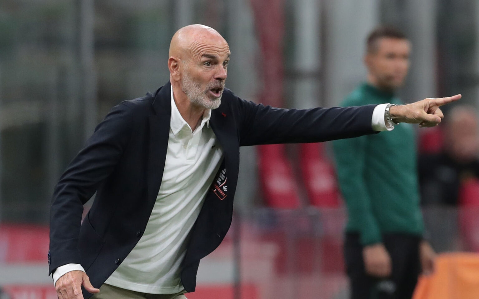 Verso Rio Ave-Milan, Stefano Pioli dice chi è il leader… Stefano Pioli indica con il dito e con grinta a un giocatore