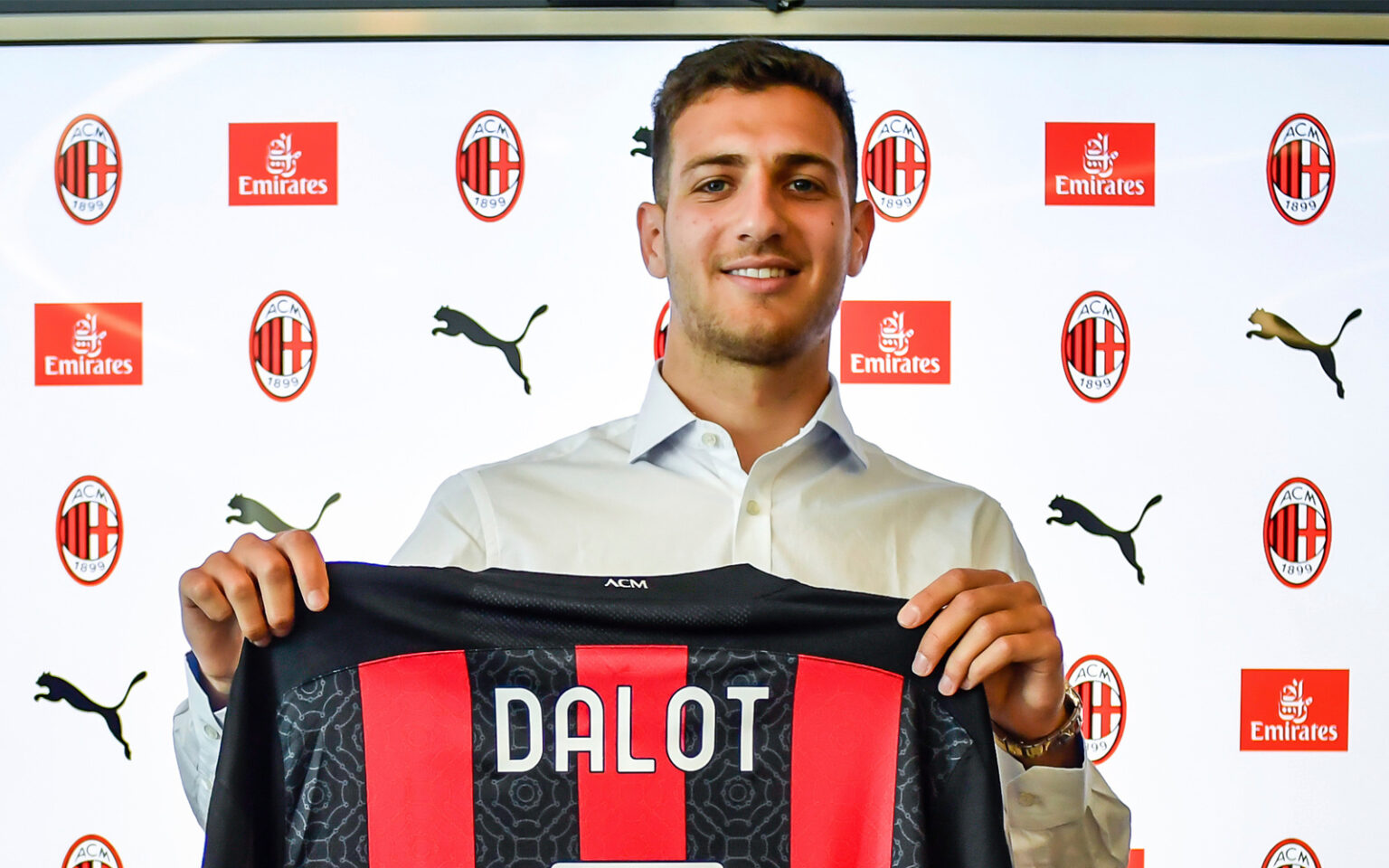 Milan, Diego Dalot si presenta: «Porto energia, fame e voglia di vincere»