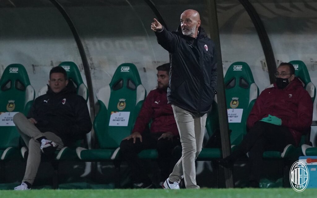 Stefano Pioli a bordocampo indica con il dito a un giocatore del Milan