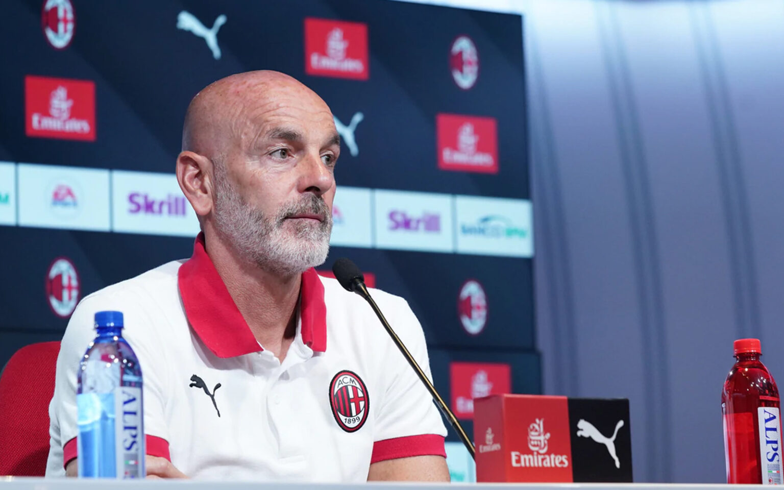 Verso Milan-Spezia, Pioli ha paura: «Loro giocano a memoria» Stefano Pioli polo bianca in conferenza stampa a Milanello