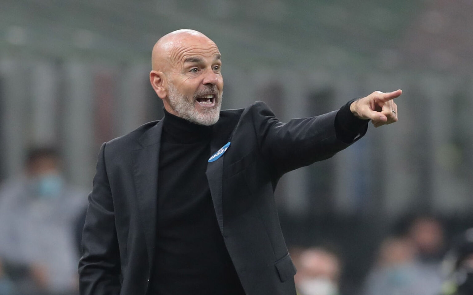 Milan, Stefano Pioli non è soddisfatto dopo l’Hellas. Le parole Stefano Pioli in tenuta nera braccio teso in avanti e dito puntato