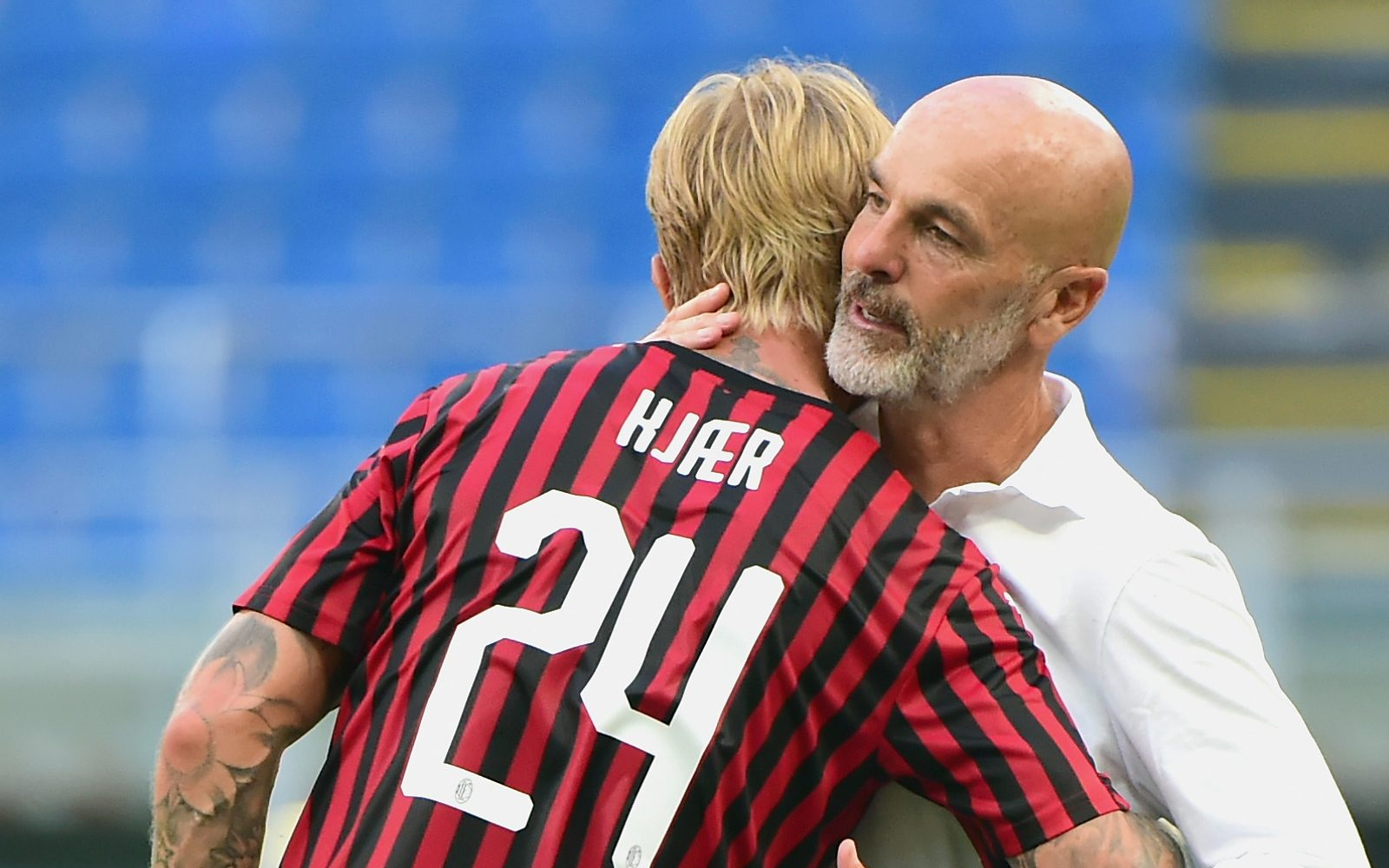 Simon Kjaer abbraccio con Stefano Pioli