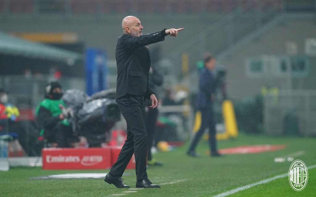 Milan, ecco le parole di Stefano Pioli dopo il successo sulla Lazio Stefano Pioli in divisa in piedi nell'area tecnica a bordocampo