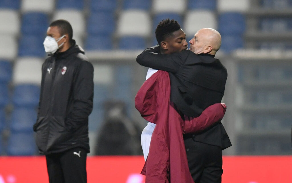 Milan, Stefano Pioli è contento dei suoi schemi. Le parole Abbraccio tra Rafa Leao e Stefano Pioli. Sullo sfondo Nelson Dida con la mascherina