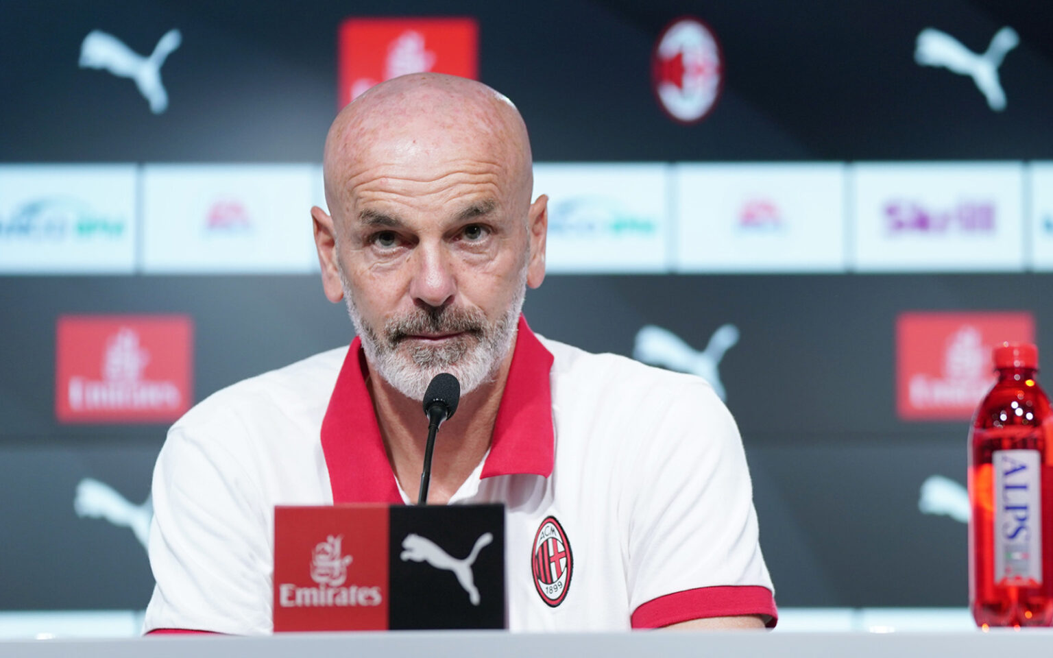 Sassuolo-Milan, Stefano Pioli chiede di più da Leao e su Ibra… Stefano Pioli guarda in avanti in conferenza stampa indossando una polo bianca e rossa