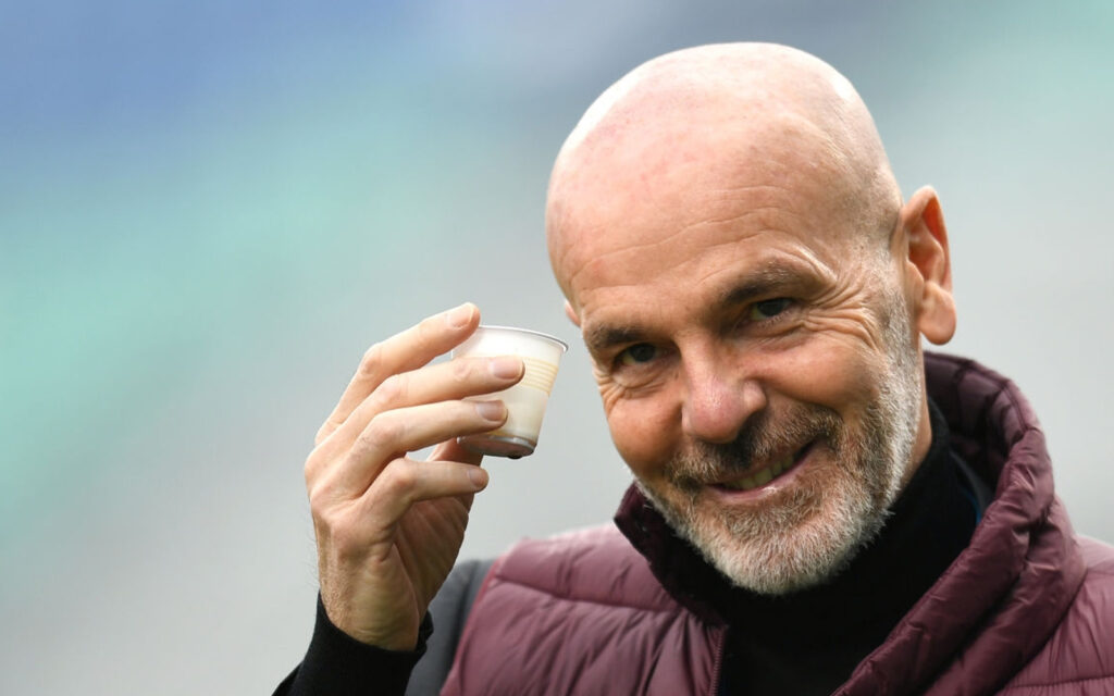 Stefano Pioli con la tazzina di caffè in mano