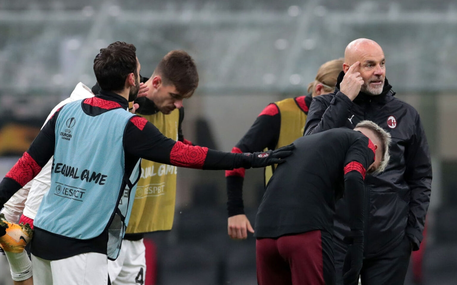 Il Milan è campione d’inverno: il lato positivo di una serata da dimenticare Stefano Pioli si tocca il dito con la testa durante il riscaldamento pre partita del Milan