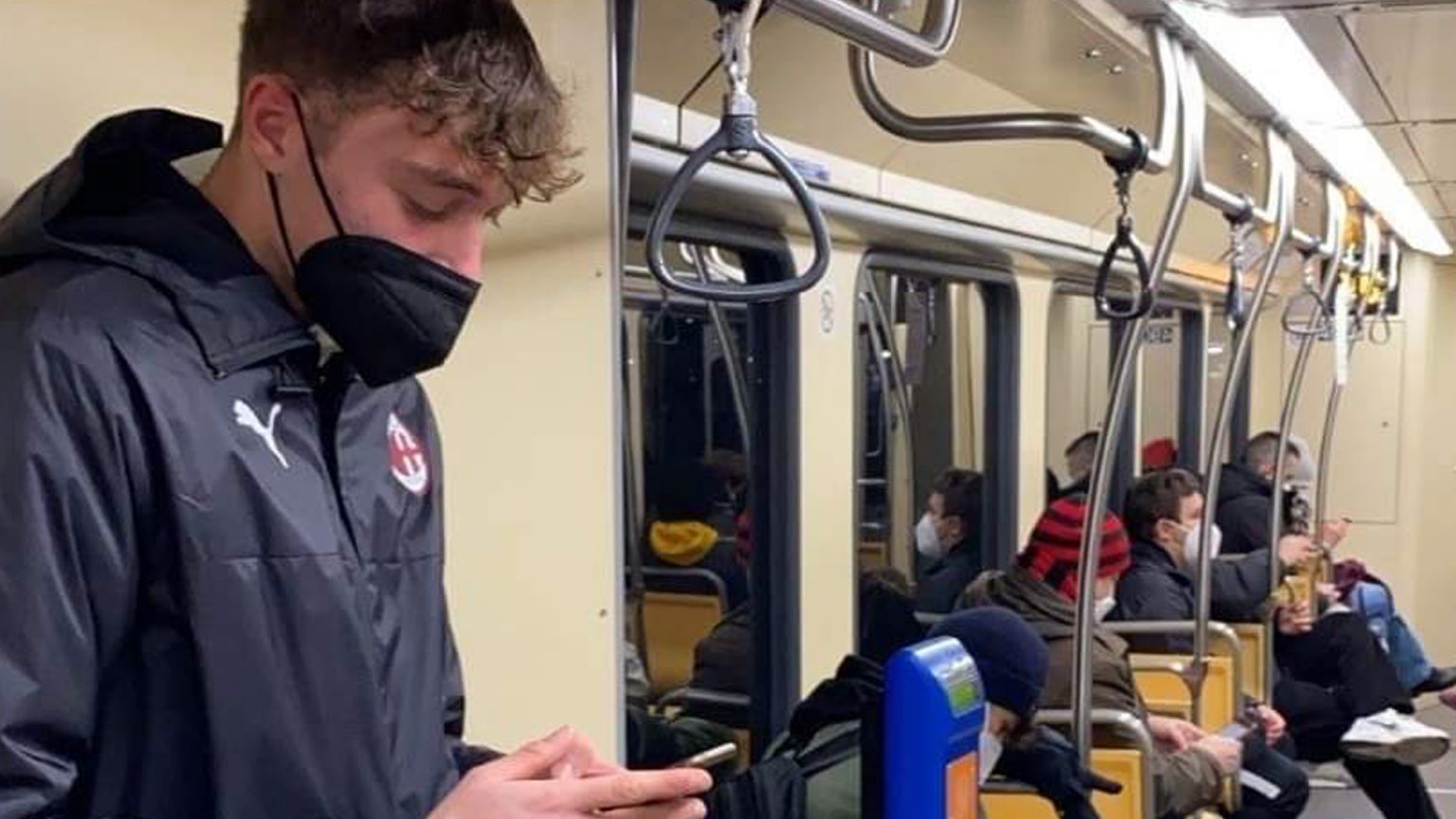 Milan: Lapo Nava come un tifoso qualunque torna a casa in tram Lapo Nava