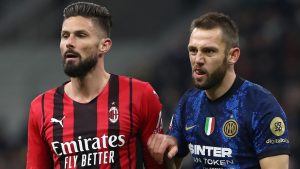 Giroud e De Vrij, frame del derby tra Milan e Inter della stagione 2021/2022