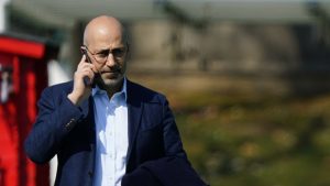 Gazidis, San Siro lo omaggia con un lungo applauso.