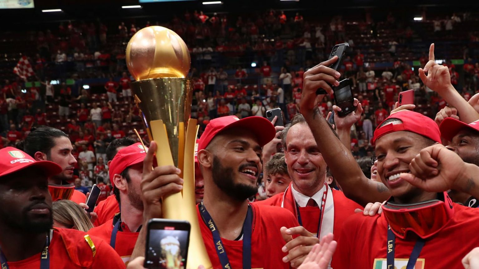 Milan, anche l’Olimpia Milano è campione d’Italia: tricolore nel calcio e nel basket