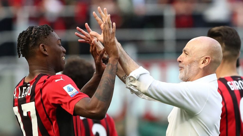 Milan, la cooperativa del gol di Stefano Pioli fa impazzire Rafa Leao e Stefano Pioli si danno il cinque con le mani