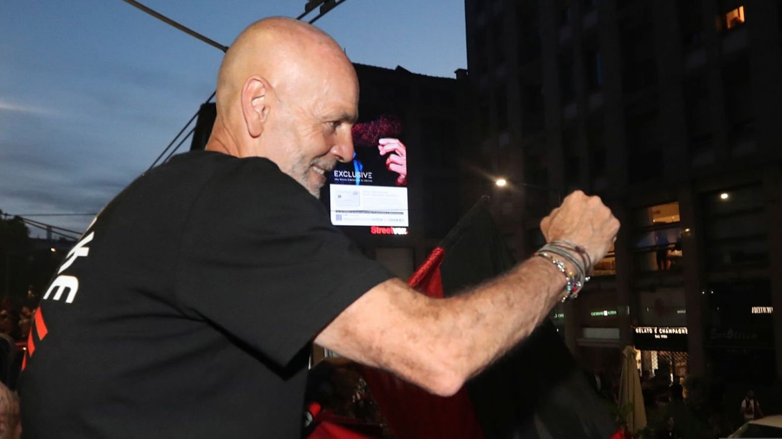 Stefano Pioli festa scudetto pullman Milan