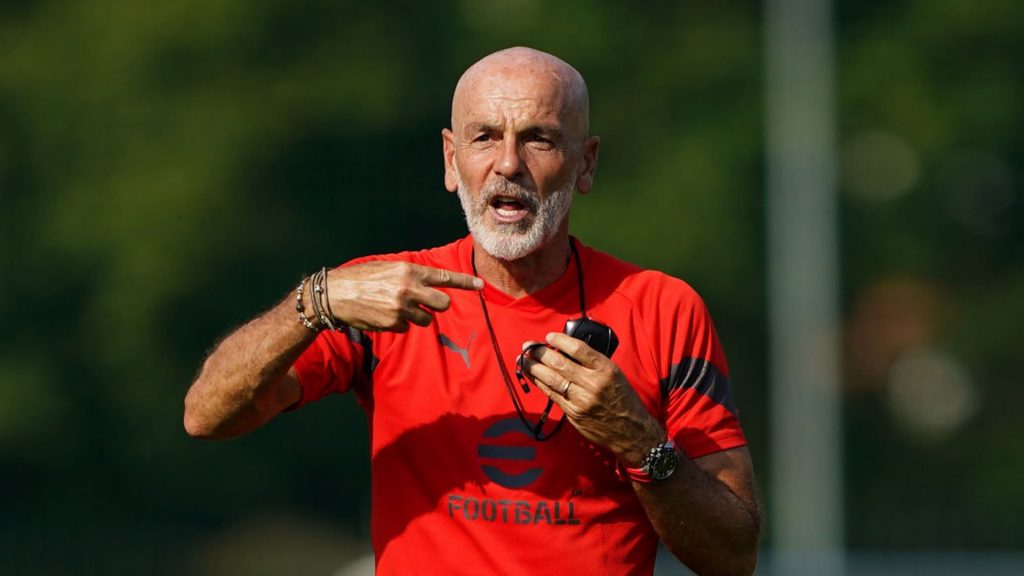 Stefano Pioli durante un allenamento a Milanello