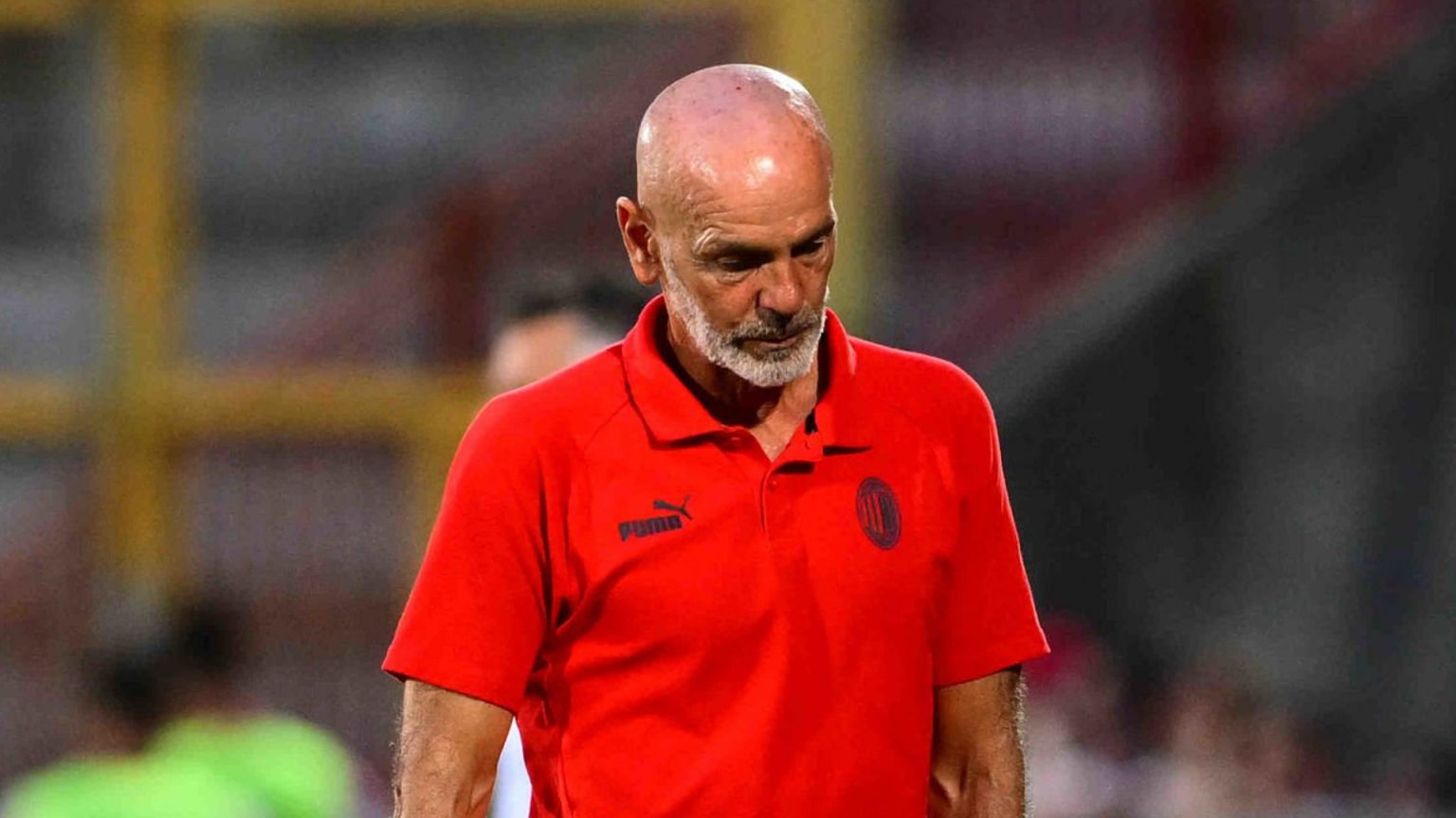Atalanta-Milan: le riflessioni da fare dopo la trasferta di Bergamo Stefano Pioli abbattuto triste con polo rossa