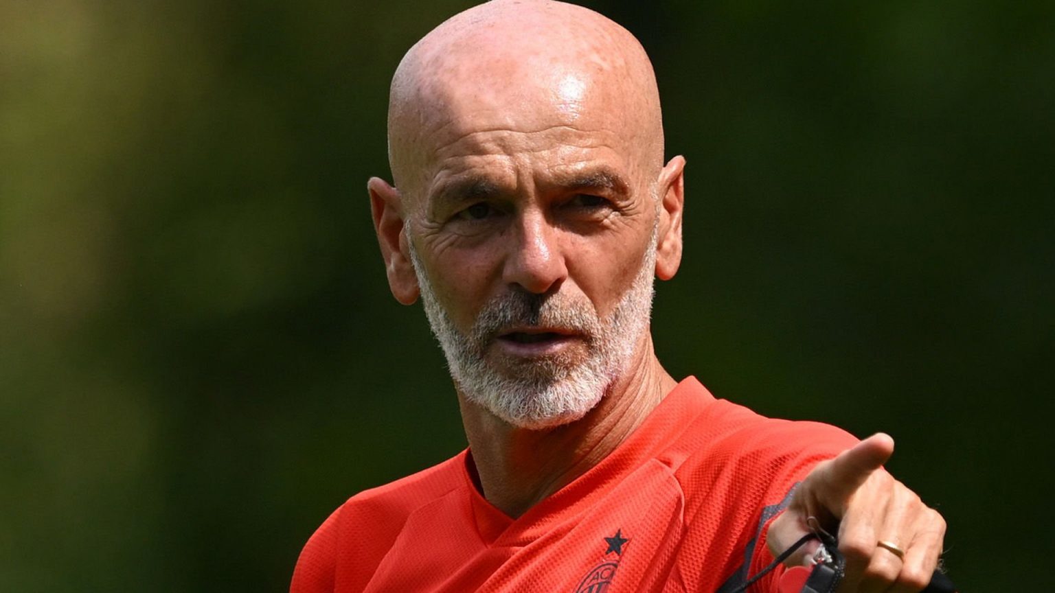 Stefano Pioli allenamento Milan indica con il dito
