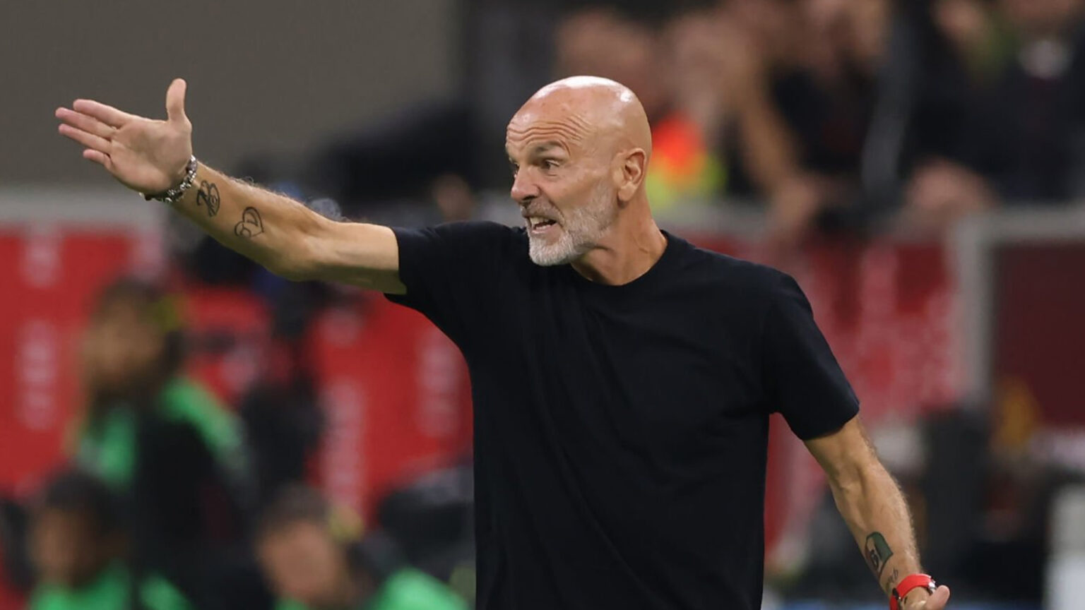 Milan Stefano Pioli mano e braccia larghe carica