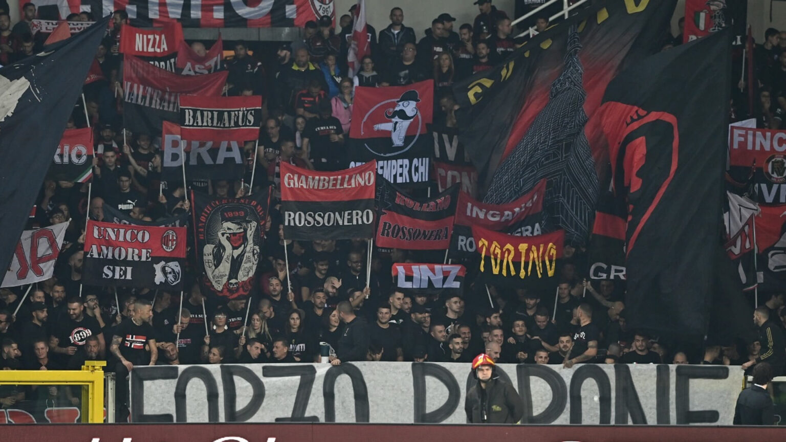 Torino-Milan, la tifoseria rossonera si è presentata in massa al Grande Torino.