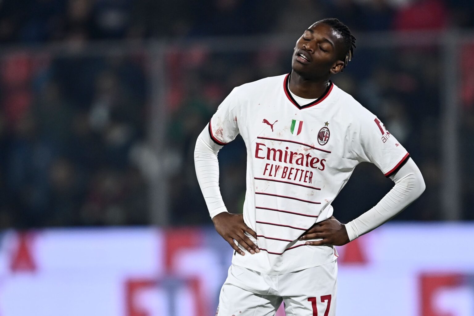 Milan, l’attacco non incide e i numeri in trasferta dicono che… Leao rassegnato durante Cremonese-Milan.