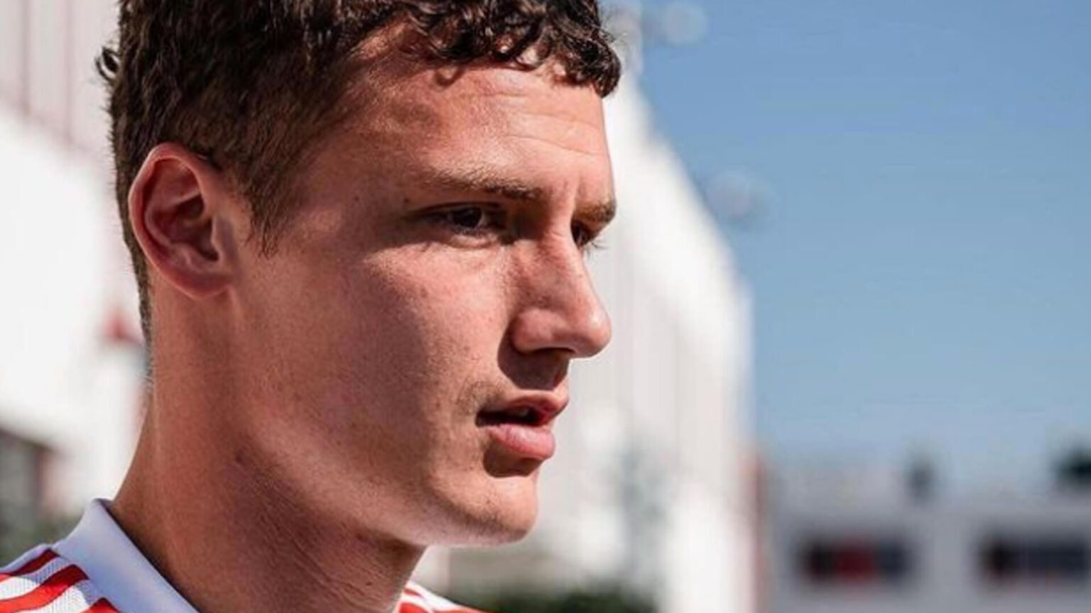 Il difensore del Bayern Benjamin Pavard si propone al Milan...