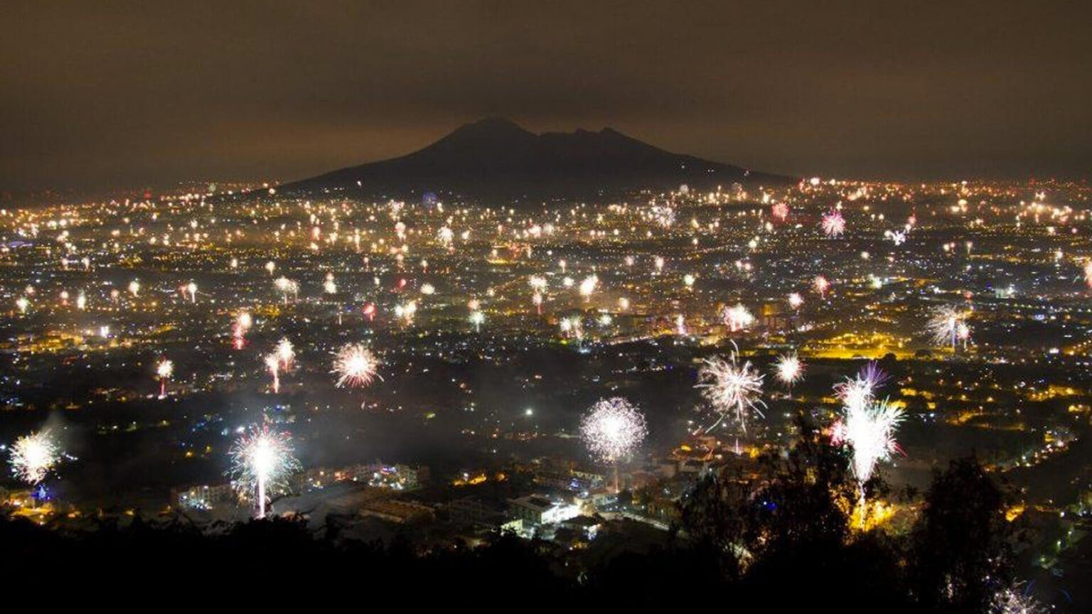 Milan, sui social pioggia di sfottò da Napoli a Torino Napoli, il Milan pareggia a Cremona e la città festeggia. L'ironia sui social.